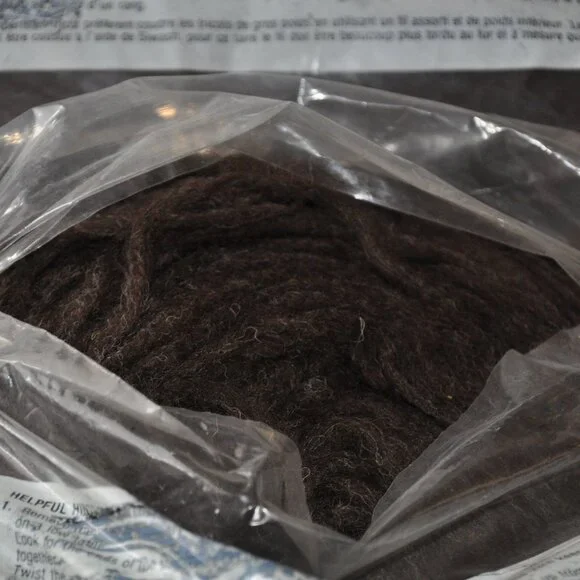 Dominion Siwash Carded Wool 4 Cakes,  200g Dye Lot 42 Dark Brown - Picture 4 of 4